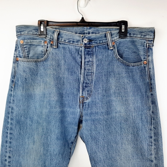 Levis 501 Men's Medium Wash Straight Leg Button Fly Blue Denim Jeans Size 36x29 - Picture 2 of 16
